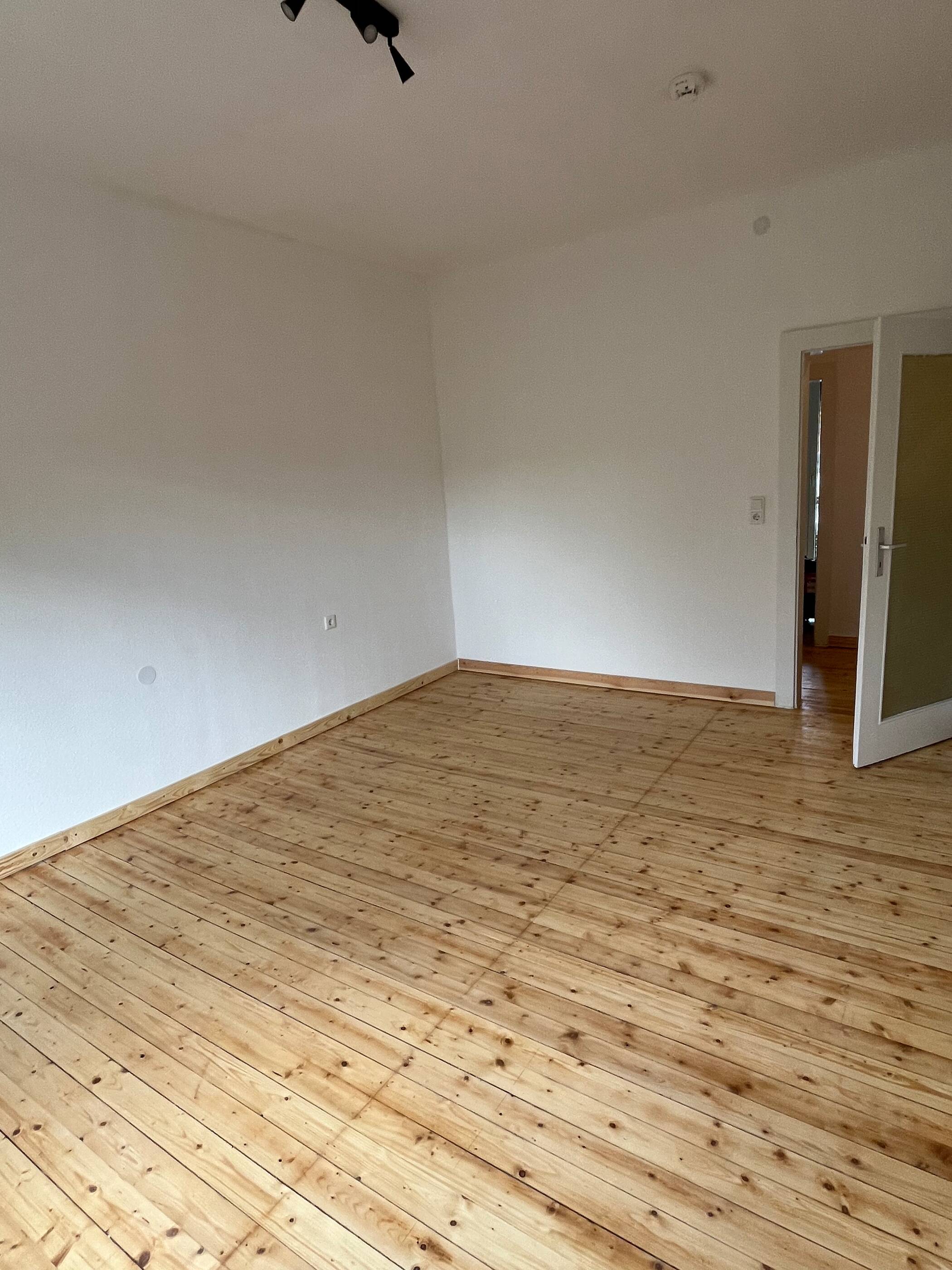 Charmante 3-Zimmer-Wohnung mit Holzdielen in zentraler, grüner Lage Nürnbergs – Nürnberg – Vorschaubild 4