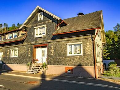 Doppelhaushälfte zum Kauf 129.000 € 8 Zimmer 190 m² 1.250 m² Grundstück Eisfeld Eisfeld 98673