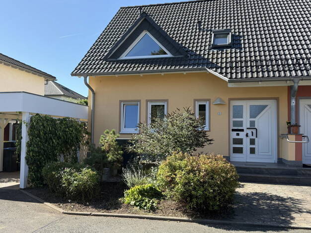 Doppelhaushälfte zur Miete 1.900 € 3 Zimmer 130 m² 250 m² Grundstück frei ab sofort Bad Köstritz 07586