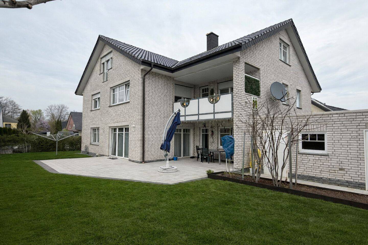 Immobilie in Harsewinkel - Wohnkomfort mit Gartenparadies auf höchstem Niveau - Bild 2