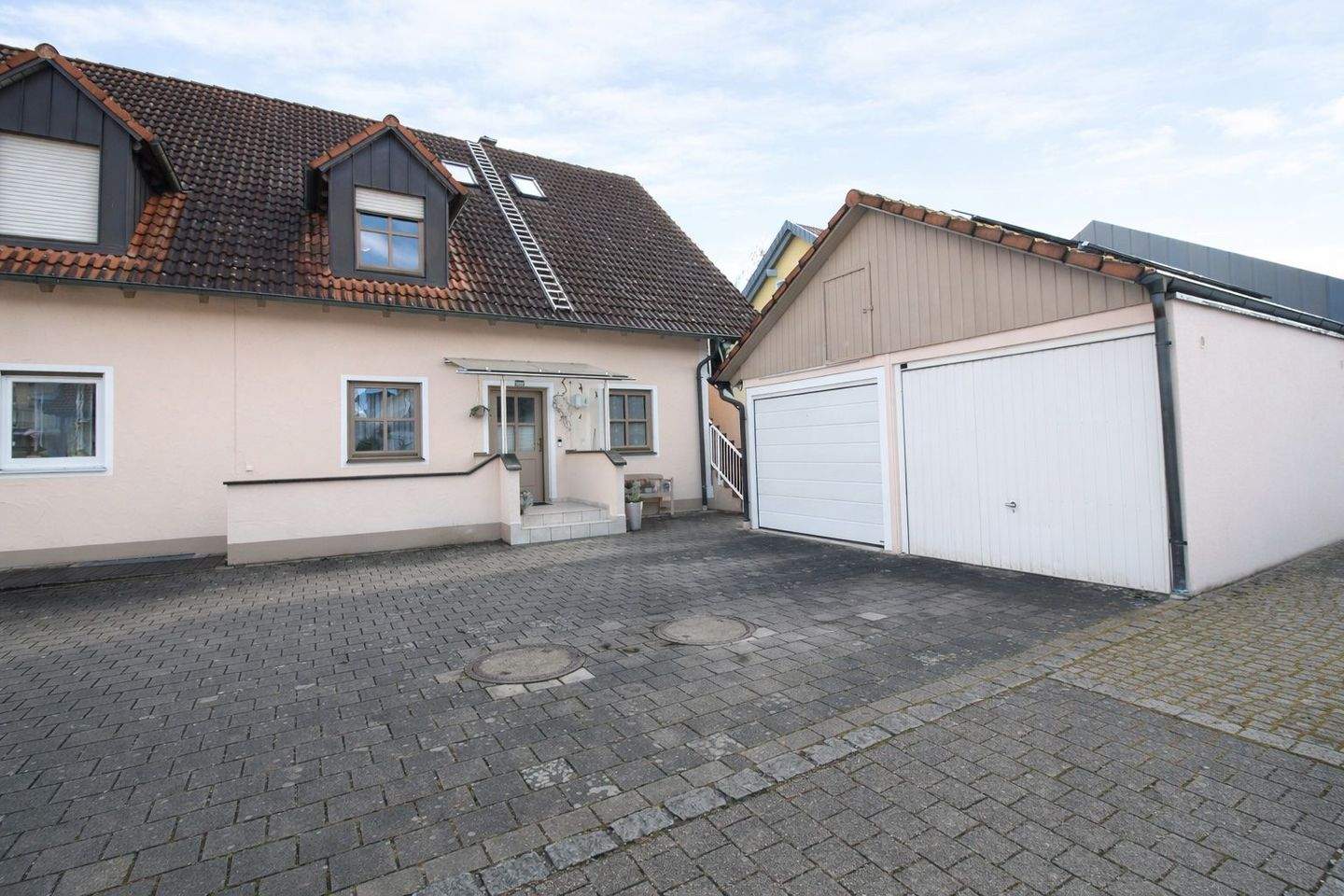 Immobilie in Kösching - Wohnen mit Hausgefühl – 4-Zimmer-Wohnung im DG mit separatem Eingang - Bild 0