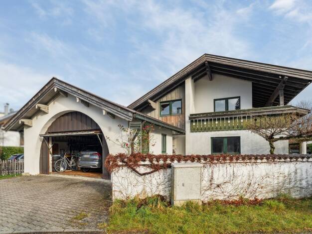 Einfamilienhaus zum Kauf 9 Zimmer 285,1 m² 840 m² Grundstück Holzkirchen Holzkirchen 83607