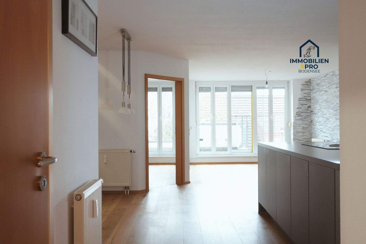Immobilie in Gailingen am Hochrhein -  3,5-Zimmer-Maisonettewohnung mit Studio, Balkon und Alpenblick – ca. 90 m² Wohnfläche inkl. Tiefgaragenstellplatz - Bild 1