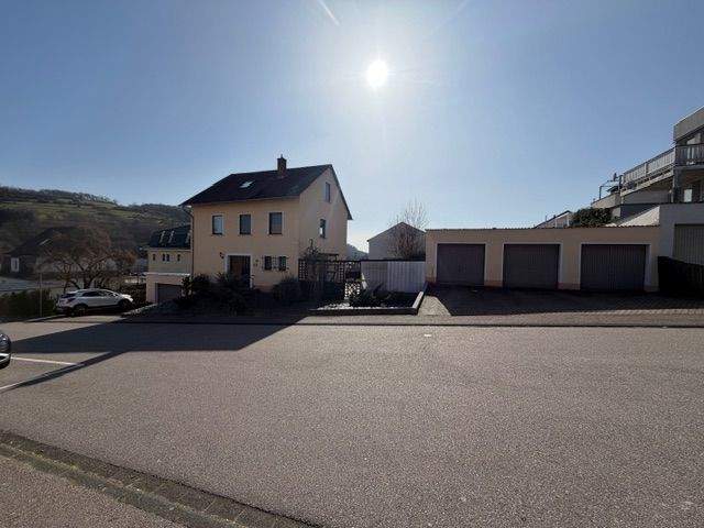 Immobilie in Saarburg - Einfamilienhaus mit großem Garten und 4 Garagen - Bild 1