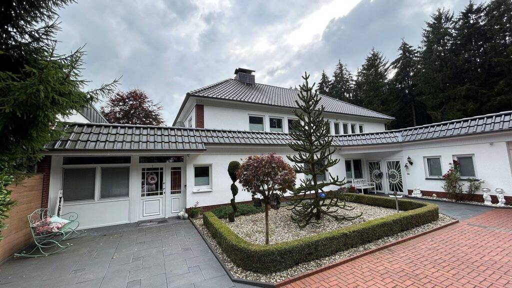 Wohnhaus mit 2 Wohneinheiten und Nebenfläche / Sakralraum in Essen (Oldenburg)