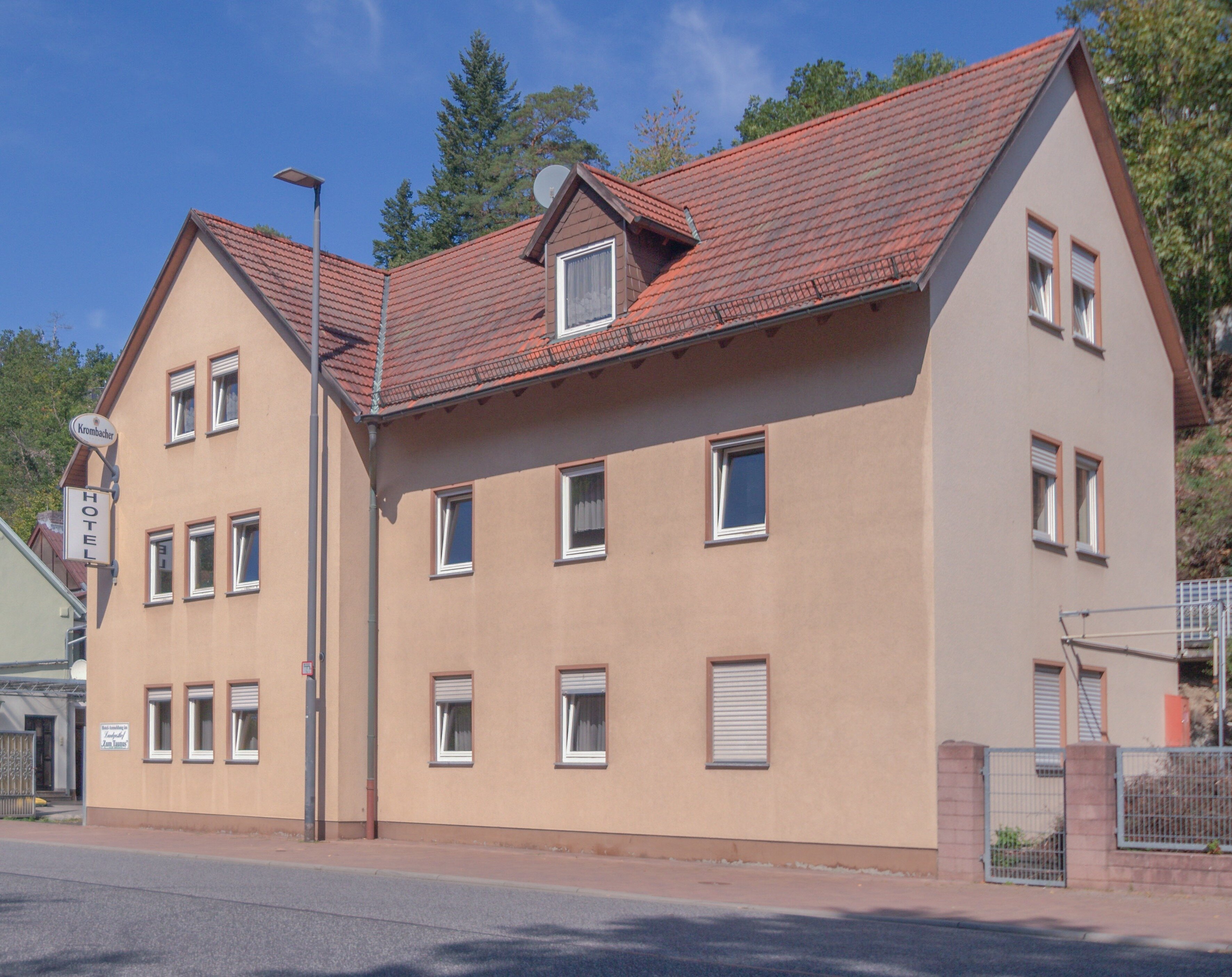 Mehrfamilienhaus zum Kauf provisionsfrei 550.000 € 15 Zimmer 332 m²<br/>Wohnfläche 630 m²<br/>Grundstück usinger str. 117 Langenhain-Ziegenberg Ober-Mörlen 61239