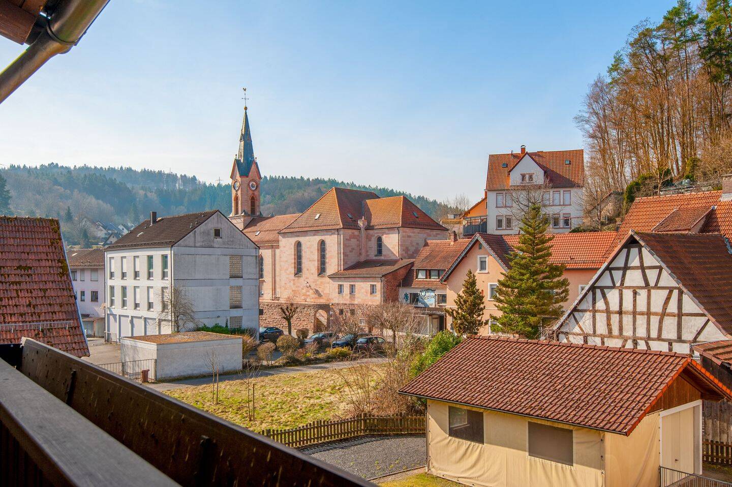 Immobilie in Heigenbrücken - Großzügiges Haus mit viel Potenzial – ideal für Familien oder Mehrgenerationenwohnen - Bild 2