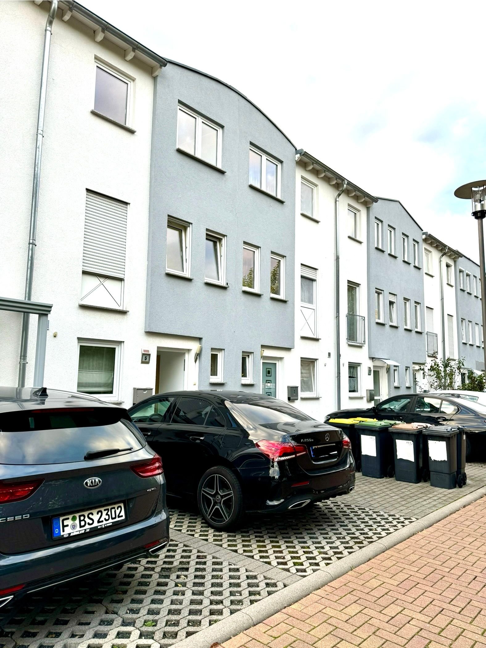 Reihenmittelhaus zur Miete 1.890 € 5 Zimmer 145 m²<br/>Wohnfläche 131 m²<br/>Grundstück ab sofort<br/>Verfügbarkeit Paul Wempe Allee Höchst Frankfurt am Main 65929