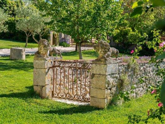 Haus zum Kauf 12.500.000 € 1.200 m² 3.530.000 m² Grundstück Centre Basse-Ville Auch 32000