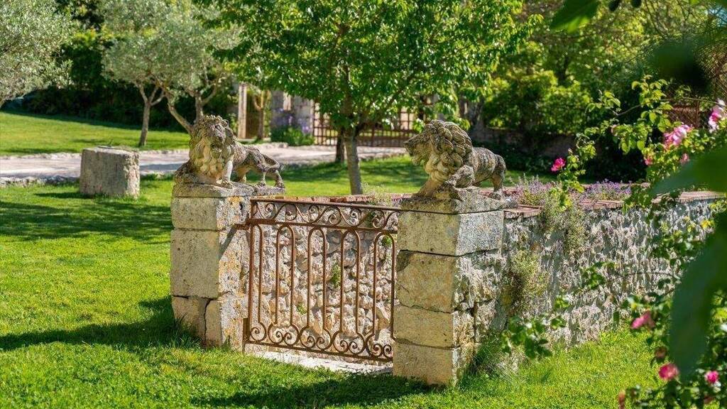 Haus zum Kauf 12.500.000 € 1.200 m² 3.530.000 m² Grundstück Centre Basse-Ville Auch 32000