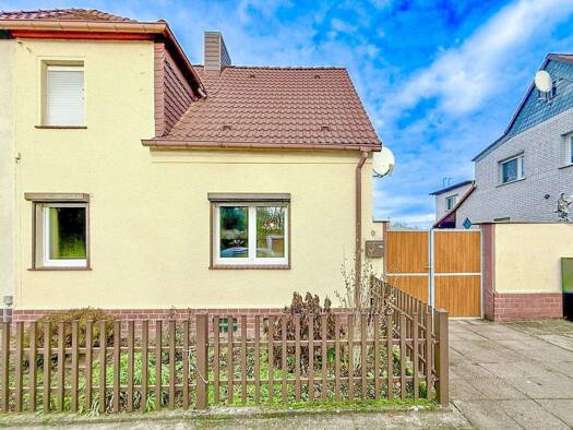 Doppelhaushälfte zum Kauf 74.900 € 9 Zimmer 150 m² 460 m² Grundstück Roitzsch 06809