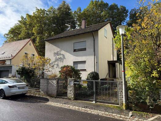 Einfamilienhaus zum Kauf 390.000 € 7 Zimmer 133 m² 697 m² Grundstück Roßtal Roßtal-1 90574