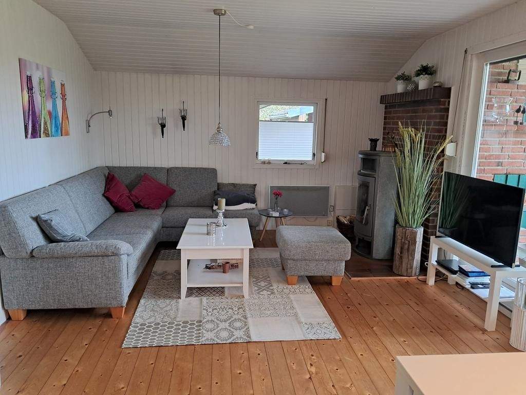 Immobilie in Silberstedt - Gepflegtes Ferienhaus mit wunderschönem Garten, Terrassen, Kaminofen und Carport - Bild 1