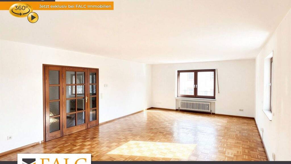 Großzügige 132 m² Wohnung mit großem Balkon und Stellplatz im gepflegten Dreifamilienhaus