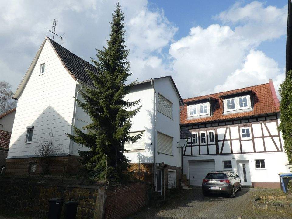 Immobilie in Gladenbach - Zwei Häuser, viele Möglichkeiten - Leerstehendes Ensemble auf einem Grundstück! - Bild 0