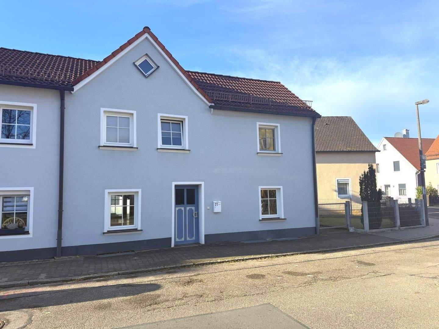 Immobilie in Allersberg - KILIAN IMMOBILIEN! KOMPLETT RENOVIERTE DHH MIT KELLER + 2 WOHNUNGEN MIT 100 M² WFL IN ALLERSBERG! TERRASSE * GARTEN  - Bild 1