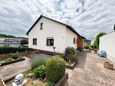 Einfamilienhaus zum Kauf 385.000 € 4 Zimmer 102 m² 726 m² Grundstück Schwickershausen Bad Camberg / Schwickershausen 65520