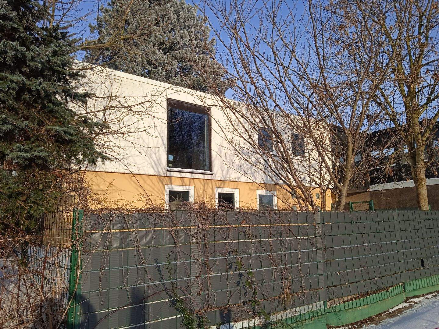 Immobilie in Porta Westfalica - Architektonisches Juwel im Grünen: Großzügiges Atriumhaus mit Innengarten – Ein Traum für Handwerker! - Bild 2