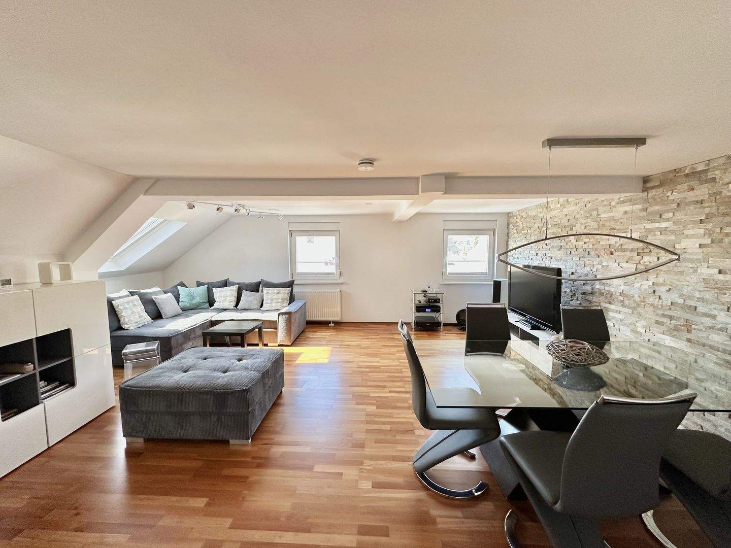 Immobilie in Bodman-Ludwigshafen - Charmante Maisonette-Wohnung in Bodenseenähe - stilvoll renoviert & sofort bezugsfrei - Bild 2