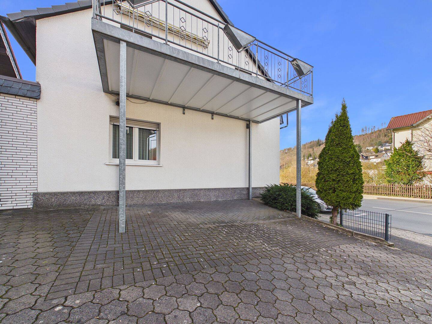 Immobilie in Plettenberg - SCHADE IMMOBILIEN - Charakter eines Hauses, Vorteile einer Wohnung! 2 ETWs inkl. Stellplatz! - Bild 4