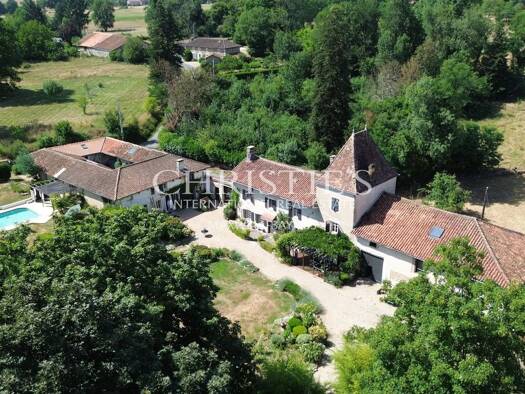 Haus zum Kauf 685.000 € 514 m² 11.055 m² Grundstück Roussines 16310