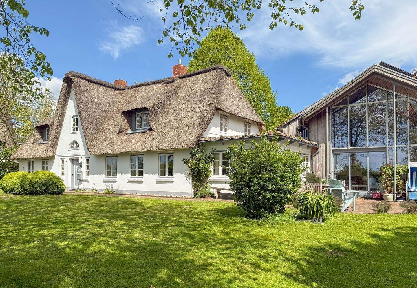 Immobilie in Struckum - Einzigartiges Reetdachhaus mit idyllischem Bauerngarten in Nordseenähe - Bild 2