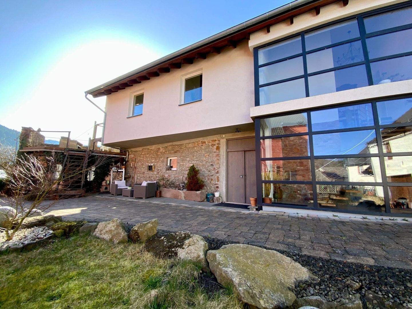 Immobilie in Birresborn - Kleinod - große ehemalige Hofstelle mit Innenhof aus dem 17. Jhd., wovon die Scheune komplett saniert und in 2 Luxus-Ferienhäuser umgebaut wurde. Sepa - Bild 2