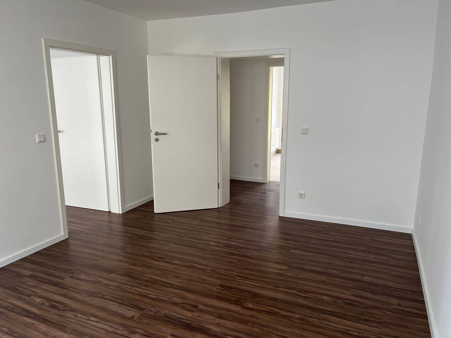 Erstbezug nach Renovierung - 3 ZW im 1. OG mit Balkon zum Innenhof, modernes Tageslichtbad mit Badewanne - ab sofort bezugsbereit – Nürnberg – Bild 1 von 19