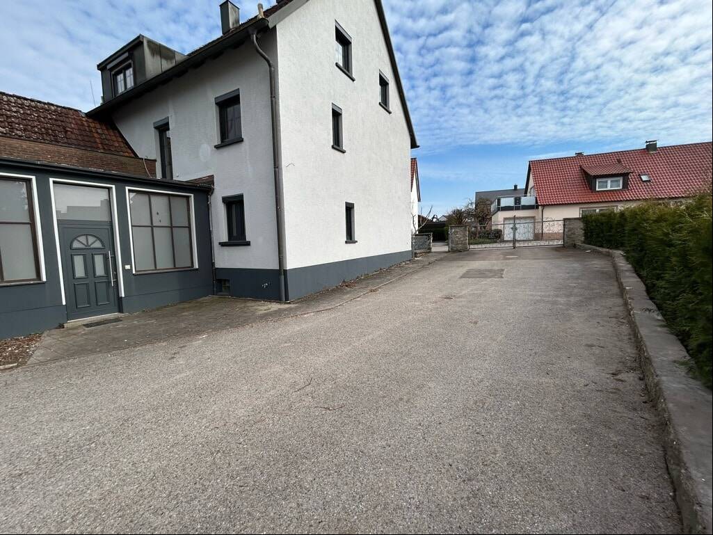Immobilie in Dürrwangen - Modernes Ein- bis Zweifamilienhaus mit Anbau und großem Grundstück - Bild 2
