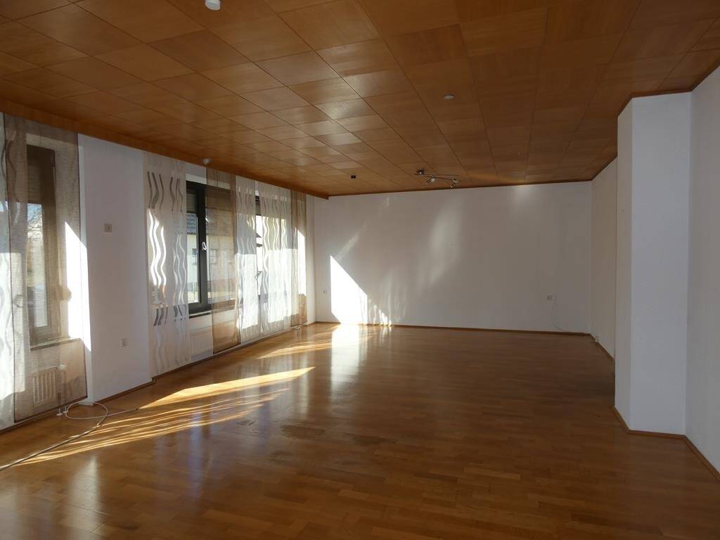 Immobilie in Auerbach in der Oberpfalz - Attraktives Zweifamilienhaus mit Garagen, Photovoltaik und soliden Mieteinnahmen - Bild 2