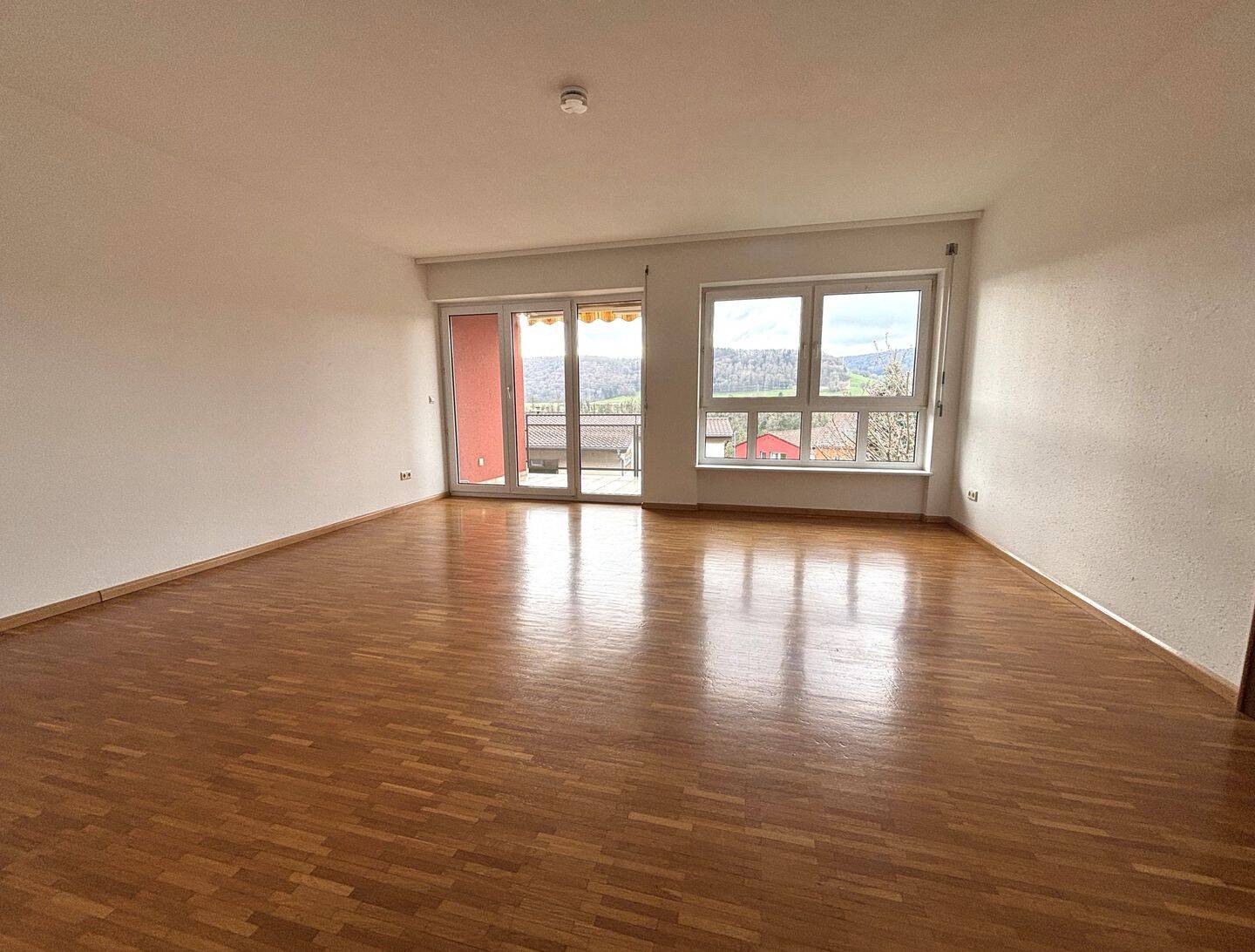 Immobilie in Hohentengen am Hochrhein - Grenznah: Großzügige 3-Zimmer-Wohnung mit Weitblick, Tiefgaragenstellplatz & moderner Pelletheizung - Bild 2