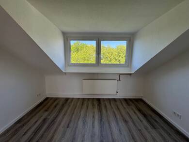 Wohnung zur Miete 570 € 2 Zimmer 70 m² Dachgeschoss, 5. Geschoss frei ab 01.06.2025 Dechenstraße 14- 16 Altendorf Essen 45143