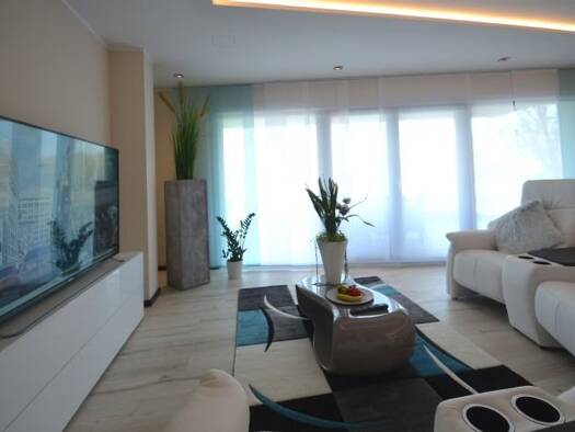 Studio zur Miete 2.935 € 3,5 Zimmer 159 m² Großwallstadt 63868
