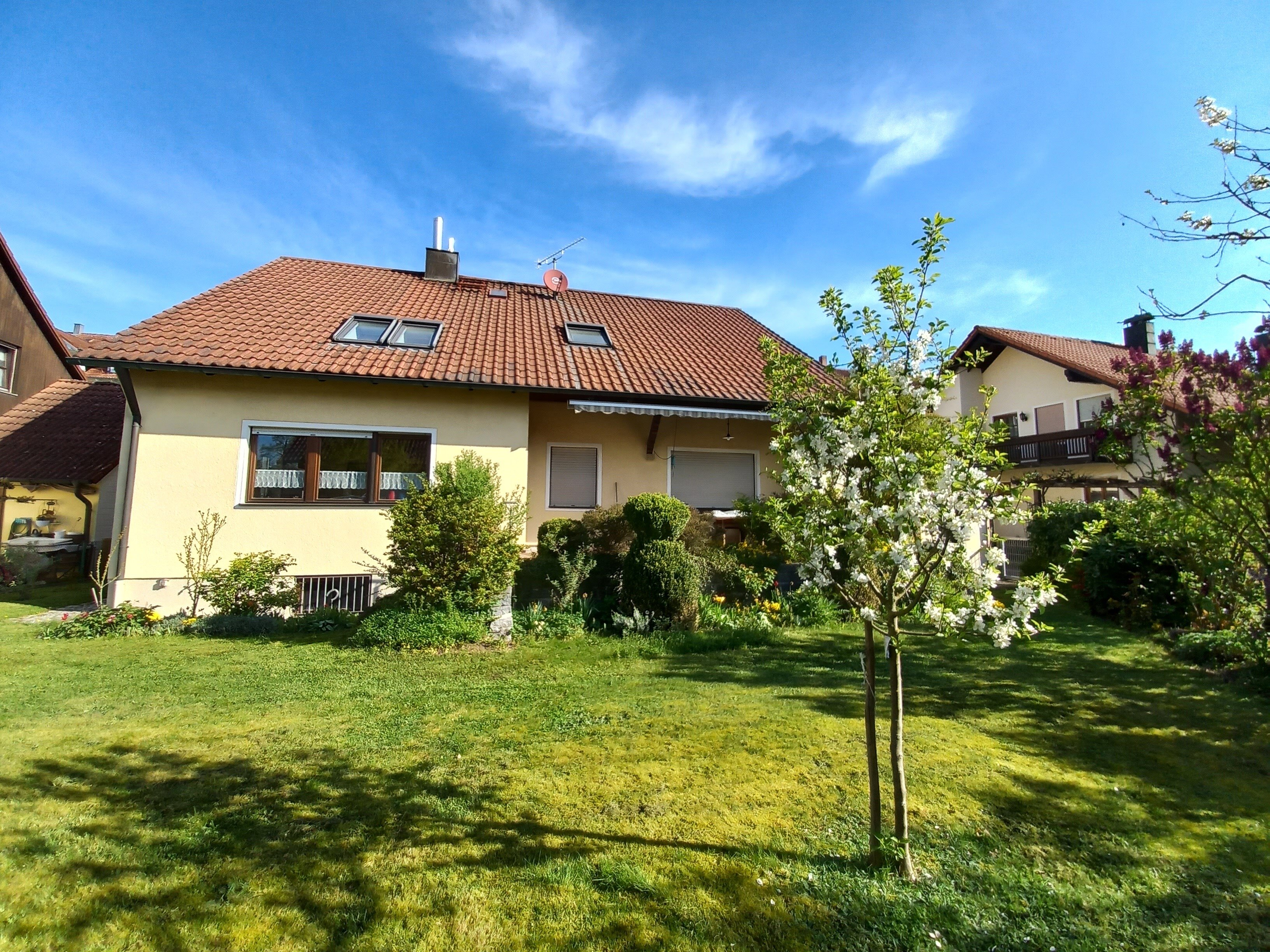 Mehrfamilienhaus zum Kauf 689.000 € 9 Zimmer 197 m²<br/>Wohnfläche 592 m²<br/>Grundstück Neutraubling 93073