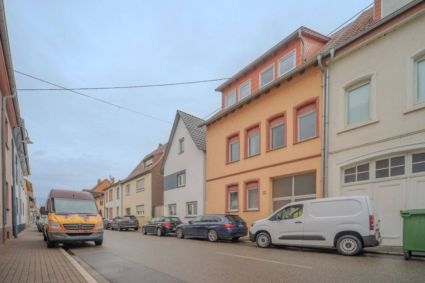 Immobilie in Edingen-Neckarhausen - Wohnen und Arbeiten unter einem Dach - Großzügiges, modernisiertes Haus mit 7 Zimmern - Bild 2