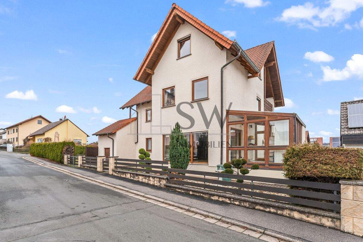 Immobilie in Burgebrach - Großzügiges Einfamilienhaus mit getrenntem Baugrundstück - Wohnen & Investieren in Burgebrach - Bild 0