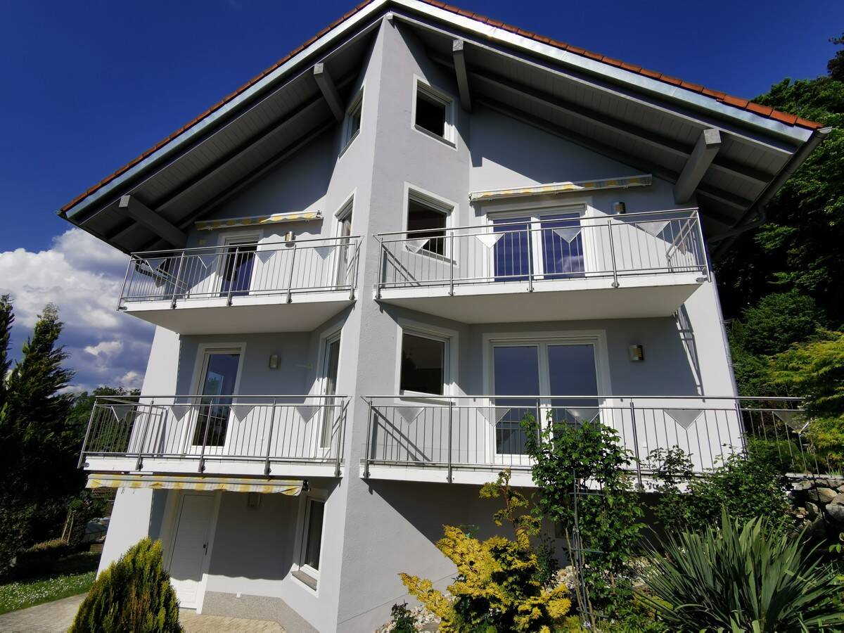 Großes Zweifamilienhaus m. Fußbodenhzg. u. 1.400 m2 herrlich angelgetem Grundstück in Aussichtslage!