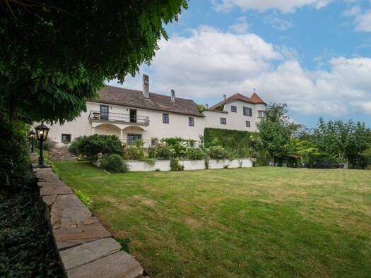 Herrenhaus zum Kauf 18 Zimmer 1.059,5 m² 4.717 m² Grundstück Straß im Straßertale 3491