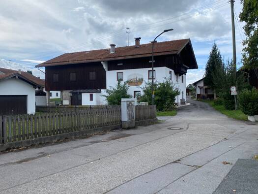Bauernhaus zum Kauf 8 Zimmer 185 m² 1.188 m² Grundstück frei ab sofort Pfraundorf Raubling 83064