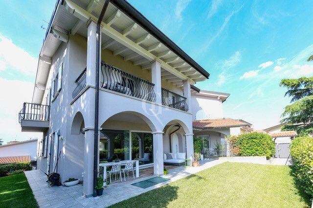 Mehrfamilienhaus zum Kauf 990.000 € 9 Zimmer 163 m²<br/>Wohnfläche 200 m²<br/>Grundstück Desenzano del Garda 25015