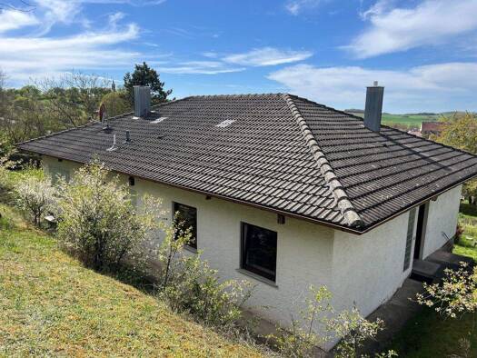 Einfamilienhaus zum Kauf 295.000 € 5,5 Zimmer 155 m² 2.700 m² Grundstück frei ab sofort Sulzdorfer Str. 7 Stadtlauringen 97488