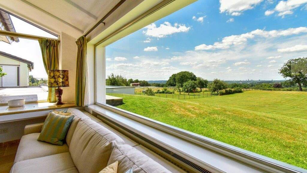 Großzügiges Familiendomizil mit Pool und herrlichem Weitblick in Niederwenigern