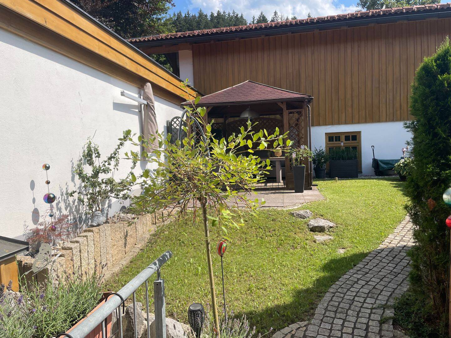 Immobilie in Hausham - Hausgefühl statt Wohnung - außergewöhnliche Maisonette mit 4 Zimmern, zwei Privatgärten & Pool - Bild 2