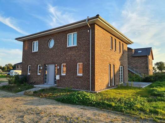 Einfamilienhaus zum Kauf - Erstbezug 749.000 € 6 Zimmer 155 m² 562 m² Grundstück Tönning 25832