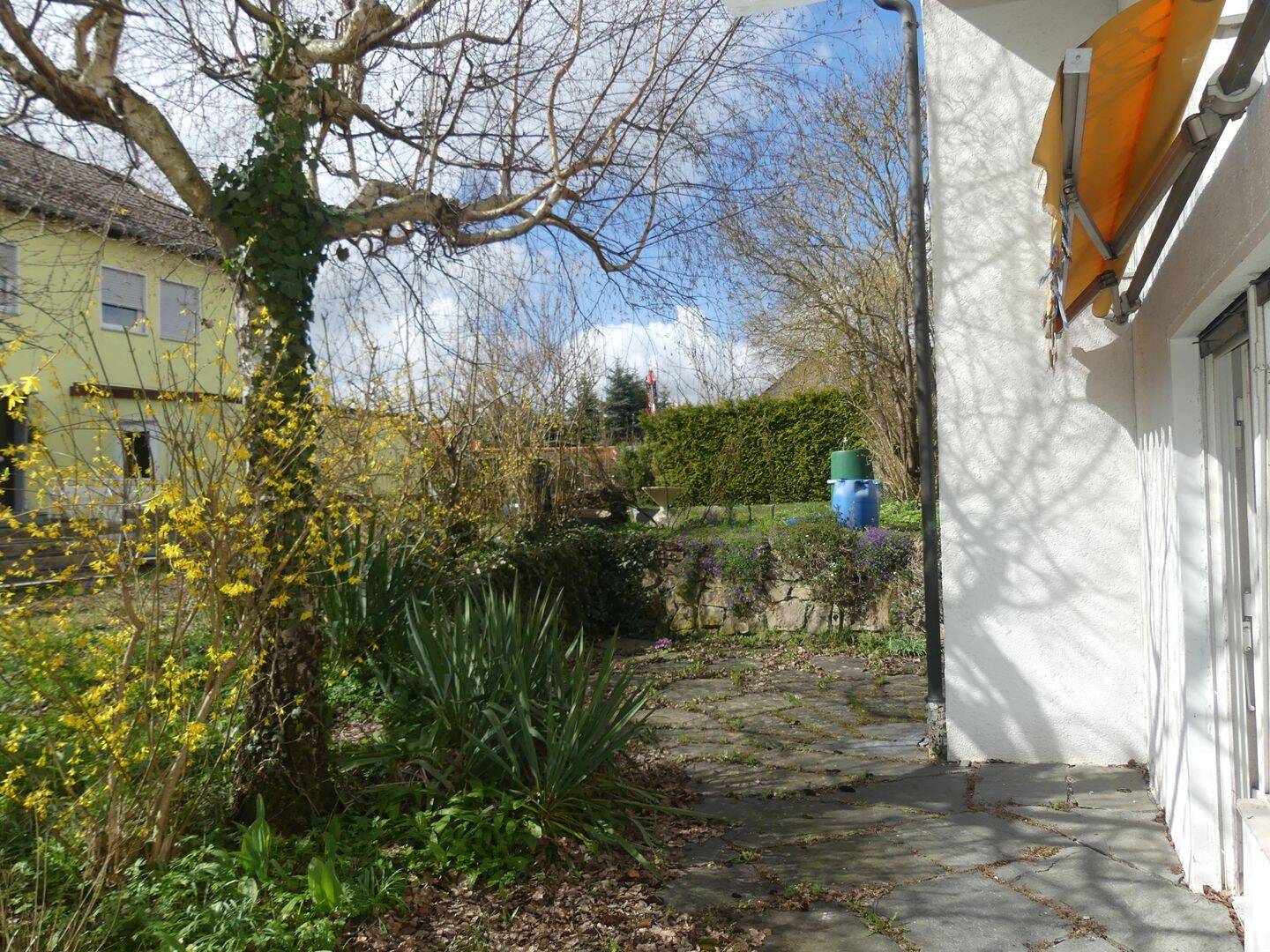 Immobilie in Bad Saulgau - Charmantes, sanierungsbedürftiges Reihenhaus mit Garage und Garten in schöner Lage von Bad Saulgau. - Bild 3