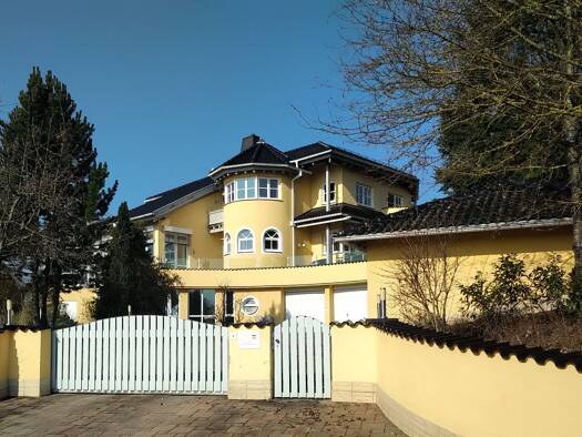 Villa zum Kauf 9 Zimmer 355 m² 1.621 m² Grundstück frei ab sofort Gestungshausen Sonnefeld 96242