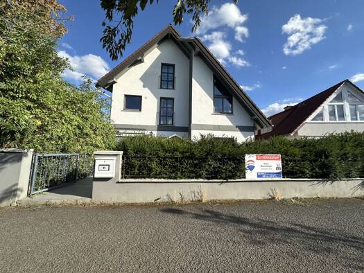 Mehrfamilienhaus zum Kauf als Kapitalanlage geeignet 645.000 € 7,5 Zimmer 123 m² 392 m² Grundstück Bischofsheim 65474