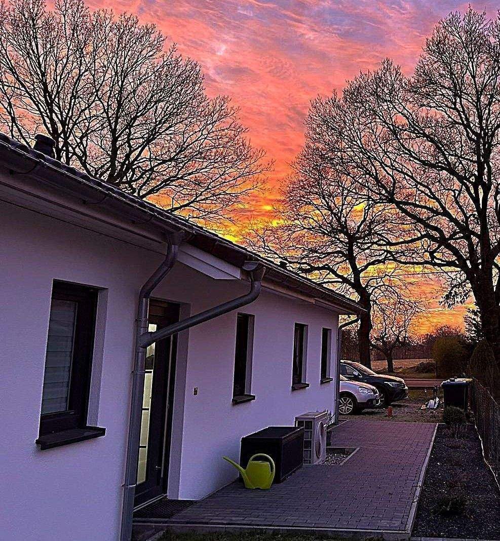 Immobilie in Dettmannsdorf - EH40 (A+) Bungalow von 2023 auf 885m² in 18334 Dettmannsdorf - 113m² Wohnfläche - 5 Zimmer - inkl. Küche, PV, Gartenhaus und wunderschöner Aussicht - Bild 0