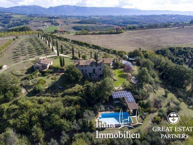 Bauernhaus zum Kauf 1.250.000 € 24 Zimmer 882 m² 15.494 m² Grundstück Todi 06059