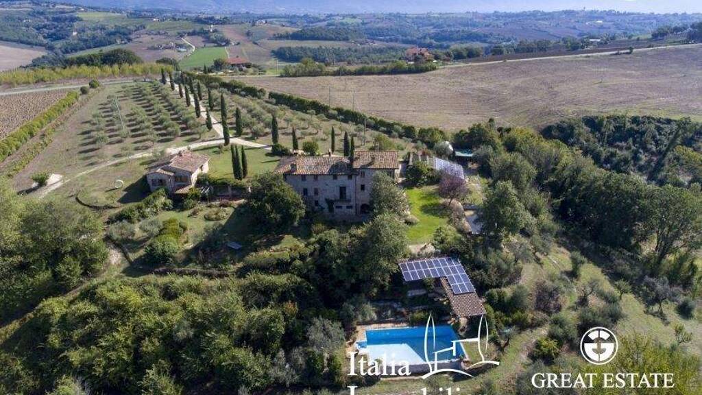 Bauernhaus zum Kauf 1.250.000 € 24 Zimmer 882 m² 15.494 m² Grundstück Todi 06059